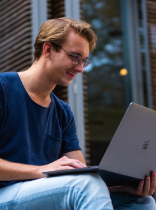 Un joven consultando un portatil