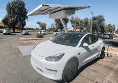 un coche eléctrico en una estación de recarga