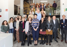 ministra de Inclusión, Seguridad Social y Migraciones, Elma Saiz junto a los equipos de los progrmas