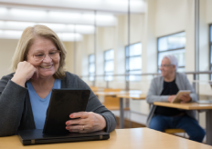 dos personas mayores en un aiula