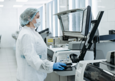 una sanitaria operando un instrumento tecnológico sanitario