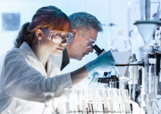 dos investigadores en un laboratorio