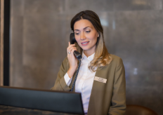 una recepcionista en un establecimiento turístico