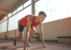 un corredor en posición de salida para una carrera