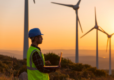 un operario en un campo de aerogeneradores