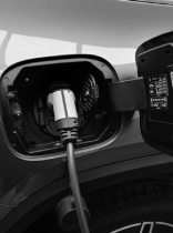 un coche recargando su batería