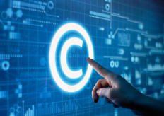 Un dedo apuntando a logo de copyright