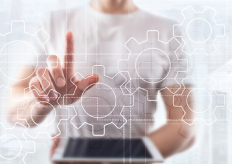 una mujer apuntando con la mano a unos engranajes generados en 3D