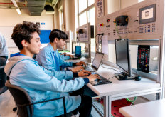 dos alumnos en un aula de FP