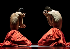 Dos bailarinas en una representación 