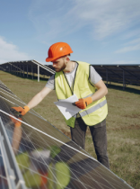 un operario con un panel solar