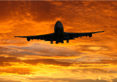 un avión en un atardecer