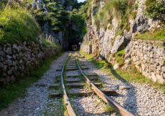 un vía en una antigua mina