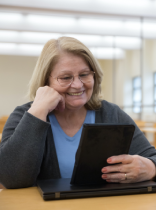 una mujer con una tablet en un aula