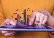 unas manos manipulando una tablet