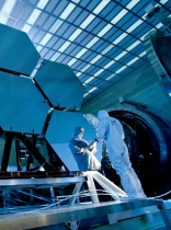 un operario en una instalación de satélites