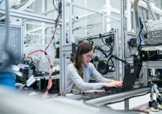 una investigadora en un laboratorio