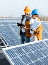 dos operarios en una instalación fotovoltaica