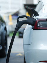 un coche eléctrico recargando