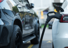 un coche eléctrico recargando