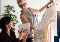 dos mujeres en un estudio de moda