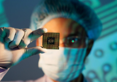 un investigador sosteniendo un chip