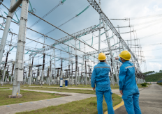 dos operarios en una instalación eéctrica