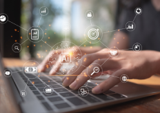 unas manos tecleando en un ordenador