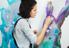 una mujer pintando un cuadro