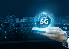 una mano sosteniendo un móvil