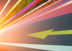 una carretera de noche