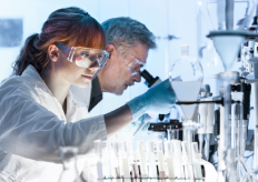 científicos en un laboratorio