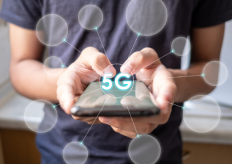 un joven con un móvil