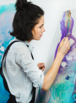 una mujer pintando