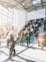 personas en un salón de congresos