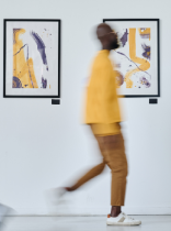 una persona en los pasillos de un museo