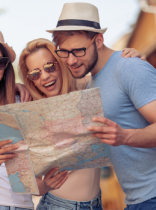 turistas consultando un mapa