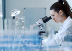 una investigadora en un microscopio 