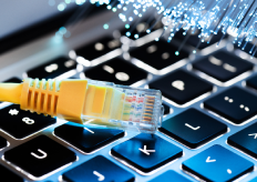 un cable ethernet sobre un teclado