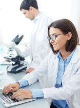 dos investigadores en un laboratorio.