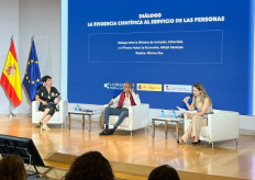 La ministra de Inclusión, Seguridad Social y Migraciones, Elma Saiz, y el Premio Nobel de Economía, Abhijit Banerjee