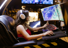 un achica jugando a videojuegos