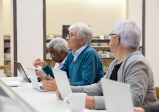 personas mayores en un aula digital 