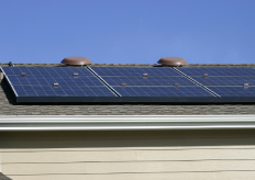 una placa solar en un tejado