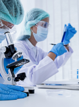 dos investigadores en un laboratorio.