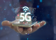 un movil y un logo 5G