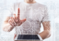 una mujer señalando elementos gráficos de ruedas dentadas