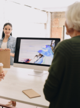 personas en un aula de informática