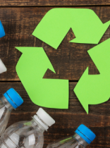 botellas de plástico y un símbolo de reciclaje