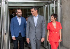 El presidente del Gobierno, Pedro Sánchez, la ministra de Vivienda y Agenda Urbana, Isabel Rodríguez y el ministro de Economía, Comercio y Empresa, Carlos Cuerpo